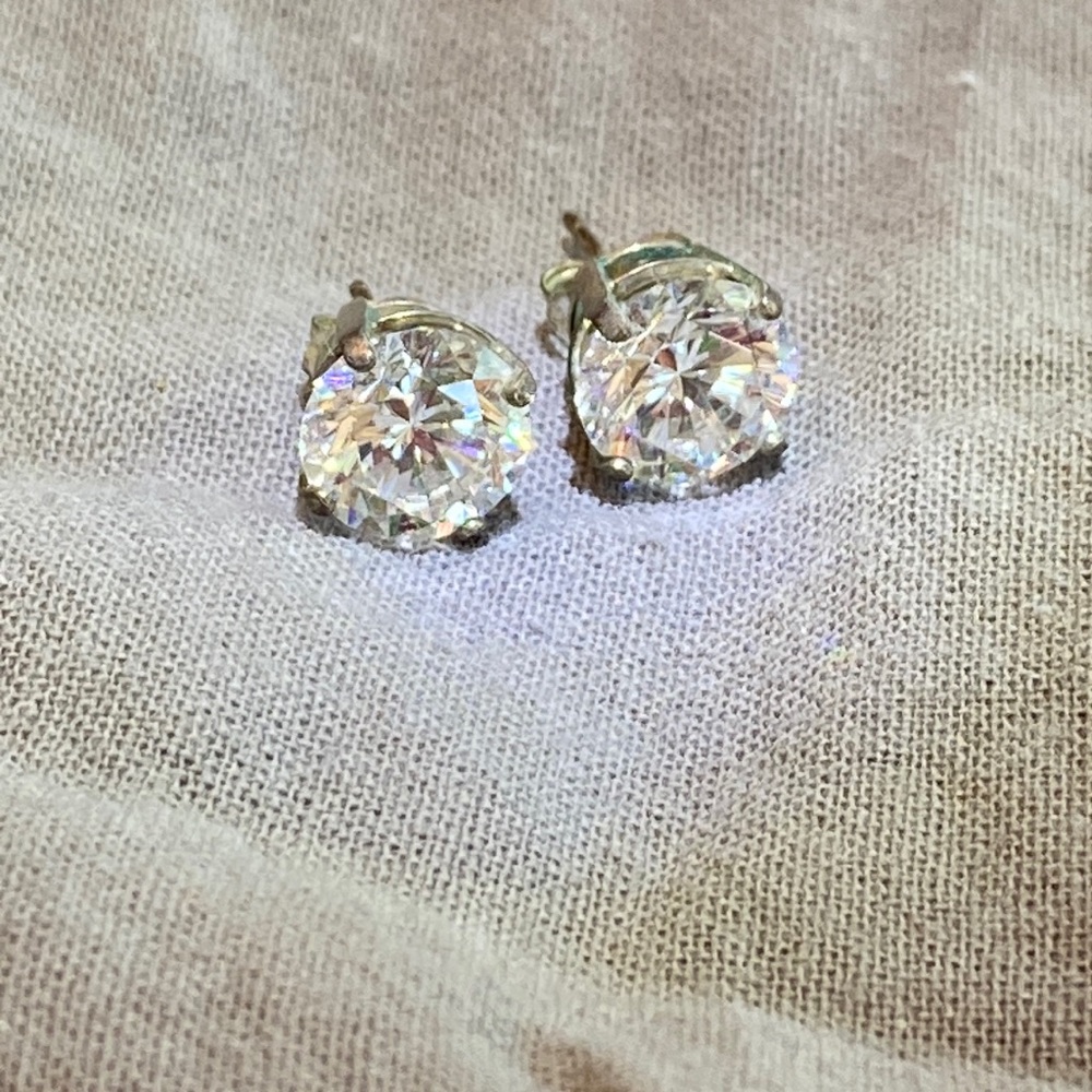 😳😳 Amazing Cubic zirconia stud earrings ~ 2 ct wt 😳😳